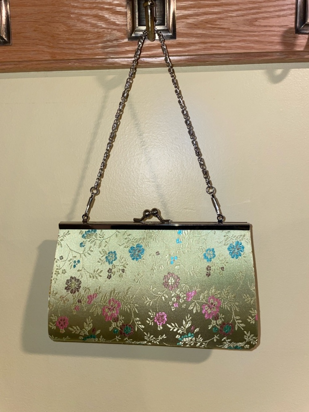 Chartreuse Kiss Lock Floral Chain Clutch - Picture 4 of 5